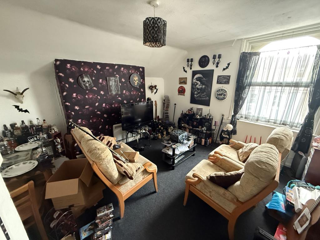 Lot: 40847 - TO BE OFFERED IN OUR DECEMBER AUCTION - FREEHOLD BLOCK FOR INVESTMENT - Flat D Living room